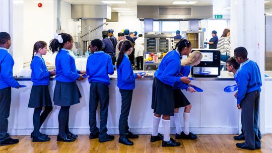 135 milionów funtów dofinansowania na obiady w londyńskich szkołach podstawowych