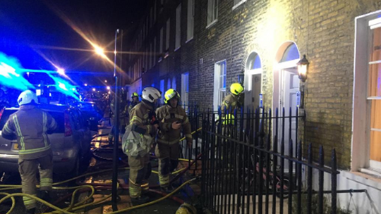 60 strażaków walczyło z ogniem w Paddington