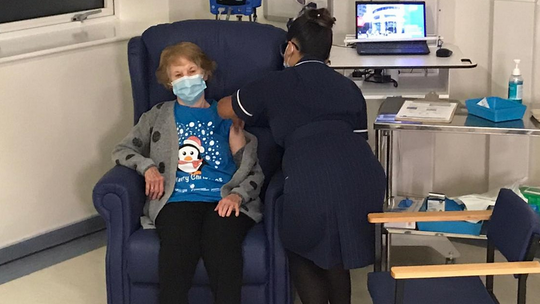 90-letnia seniorka pierwszą osobą zaszczepioną przeciw Covid-19 w UK