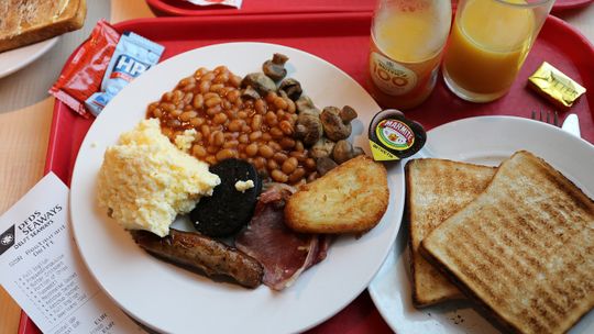 Angielskie śniadanie najlepszym daniem brytyjskiego menu