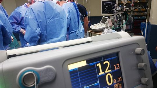 Anglia: Nawet 20% pacjentów szpitali, zaraziło się koronawirusem od personelu