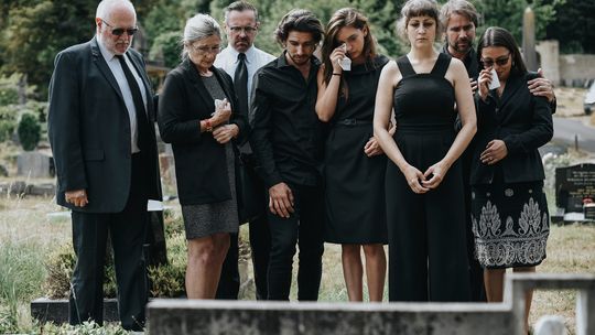 Anglia: Zniesienie limitu osób mogących brać udział w pogrzebach