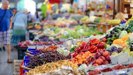 Asda i Morrisons wprowadziły ograniczenia w sprzedaży warzyw i owoców