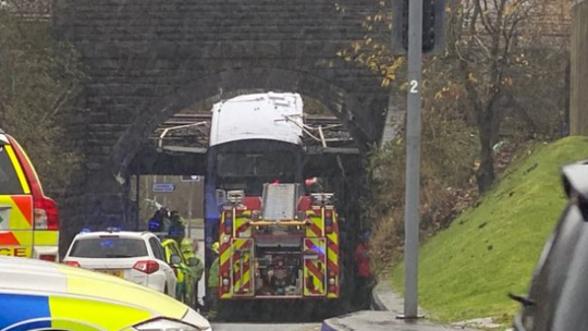Autobus uderzył w most, są ranni