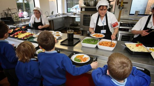 Będą bezpłatne posiłki w londyńskich szkołach podstawowych