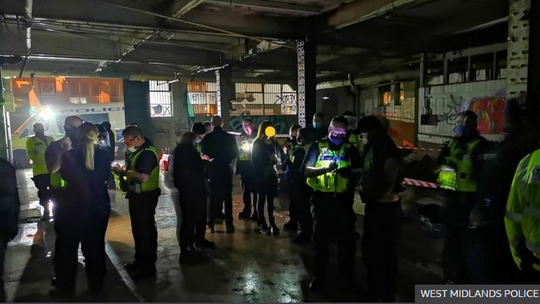 Birmingham: Policjanci przerwali imprezę na której bawiło się 150 osób