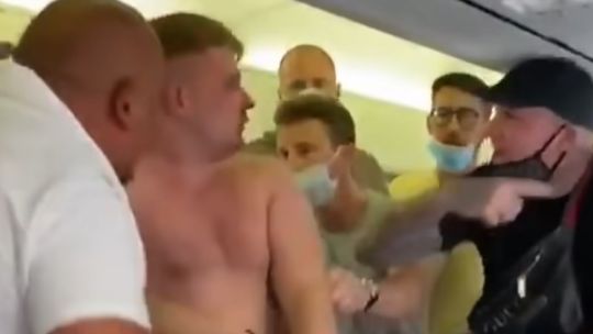Bójka na pokładzie samolotu po tym jak dwóch pasażerów nie chciało założyć maseczek