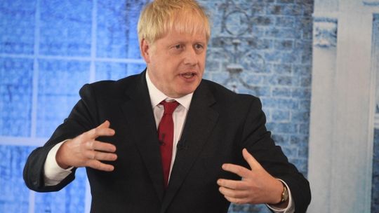Boris Johnson oskarża posłów o kolaborację z UE