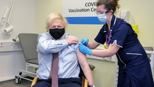Boris Johnson przyjął pierwszą dawkę szczepionki
