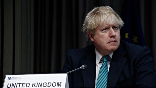 Boris Johnson przyłapany na szczycie klimatycznym bez maseczki na twarzy