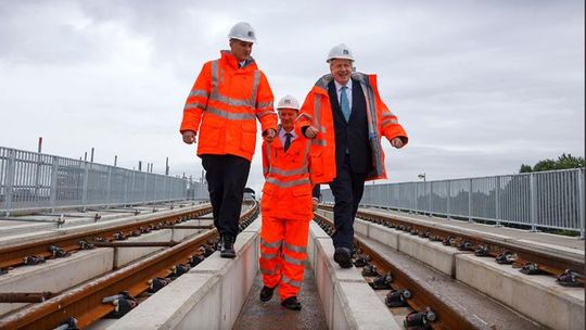 Borys Johnson wpompuje miliardy w nową linię kolejową z Manchesteru do Leeds