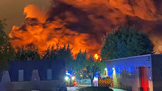 Bradford: Wybuchł gigantyczny pożar - wstrzymano ruch kolejowy i drogowy