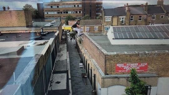 Brawurowe skoki między dachami londyńskich domów - policja przerażona