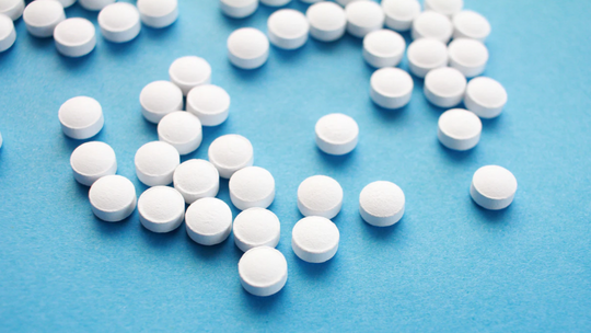 Brytyjczycy badają skuteczność aspiryny w walce z Covid-19