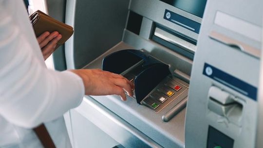 Brytyjczycy coraz rzadziej korzystają z bankomatów