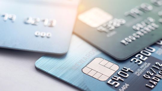 Brytyjczycy coraz rzadziej używają kart debetowych i kredytowych