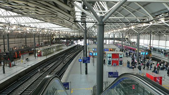 Chaos na stacji w Leeds – kilkugodzinne opóźnienia pociągów!