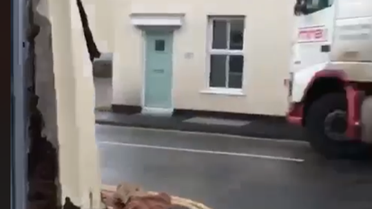 Ciężarówka wjechała w dom -video