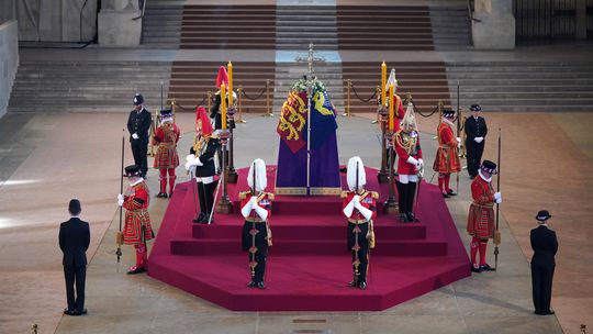 Członkowie rodziny królewskiej czuwali przy trumnie Królowej