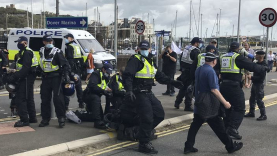 Dover: Protesty przeciwko imigrantom, demonstranci zablokowali drogę A20