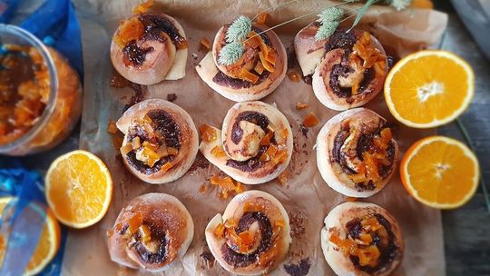 Drożdżowe ślimaczki z nutellą i marmoladą pomarańczową