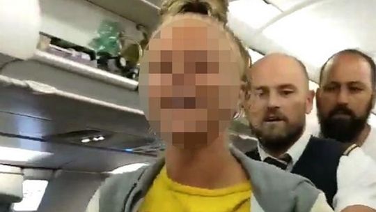 Dwie kobiety wyrzucono z samolotu, narzekały na współpasażerów na pokładzie