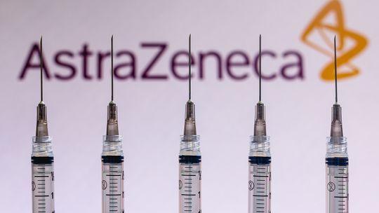 EMA: Nie ma dowodów, że wiek jest czynnikiem ryzyka przy szczepieniu AstraZeneką