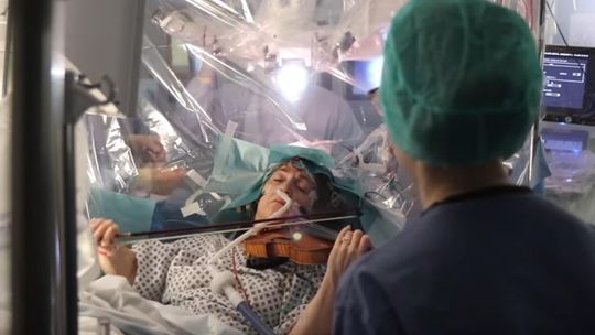 Grała na skrzypcach podczas operacji mózgu!