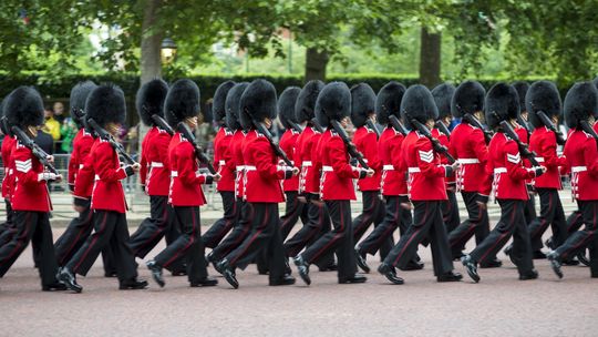 Gwardia Królewska o świcie ćwiczyła przeniesienie królewskiej trumny z Pałacu Buckingham do Westminster Hall