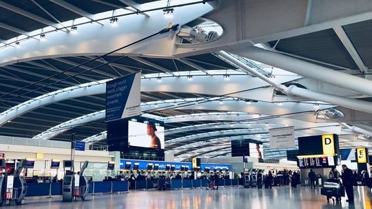 Heathrow: Chciała wywieźć z UK blisko 2 miliony funtów, gotówkę ukryła w walizkach
