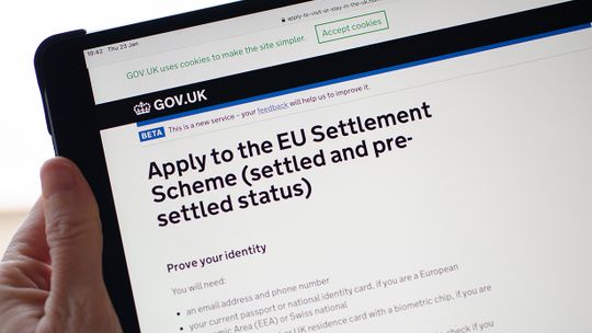Jak udowodnić status osoby osiedlonej w UK?