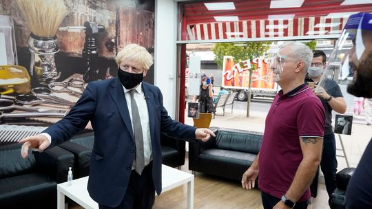 Johnson: druga blokada z powodu koronawirusa byłaby katastrofą