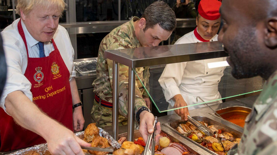 Johnson podał obiad żołnierzom w Estonii