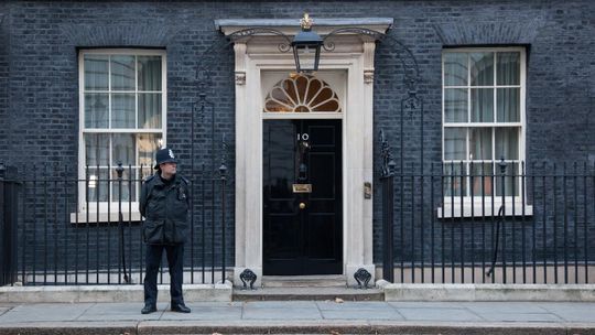 Koniec śledztwa w sprawie imprez na Downing Street, wystawiono 126 mandatów