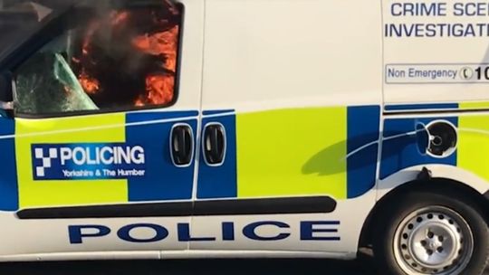 Leeds: Podpalono policyjny furgon 