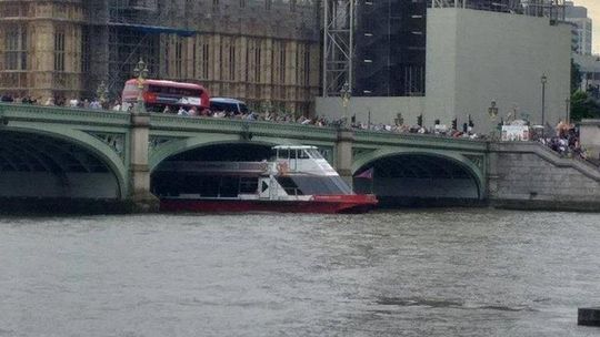 Łódź turystyczna uderzyła w Westminster Bridge