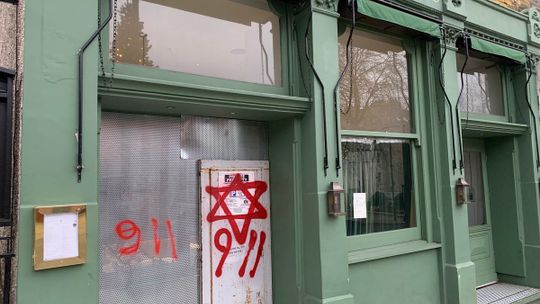 Londyn: Antysemickie graffiti na sklepach i kawiarniach