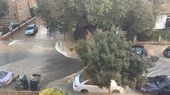 Londyn: Awaria wodociągu, zalane ulice i auta