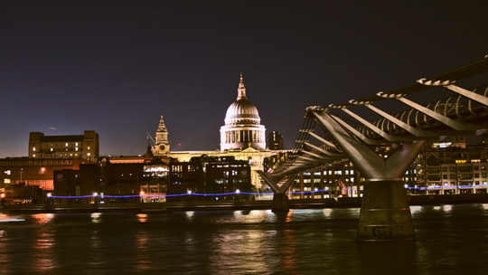 Londyn: Mino nowych obostrzeń, po 22:00 ulice Londynu tętniły życiem, spada jednak liczba odwiedzających stolicę UK