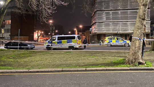 Londyn: Nastolatek walczy o życie po ataku nożownika