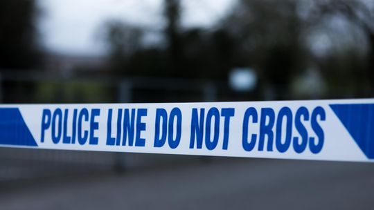 Londyn:  Samochód wypadł z jezdni i spadł na tory kolejowe, nie żyje 1 osoba