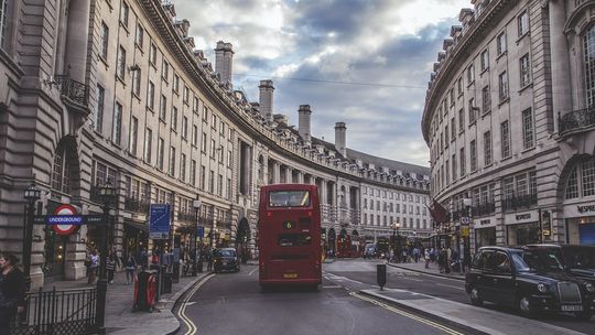 Londyn: TfL rozważa wprowadzenie całodobowych buspasów