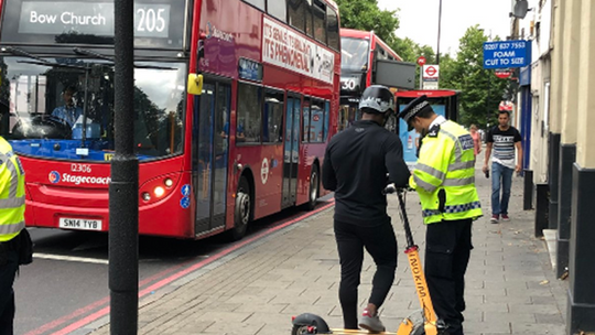 Londyńska policja walczy z użytkownikami e-scooter'ów 