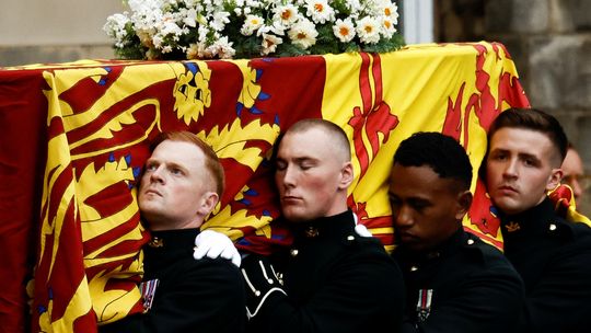 Lying in state  dobiegło końca, ostatnia osoba złożyła hołd Królowej