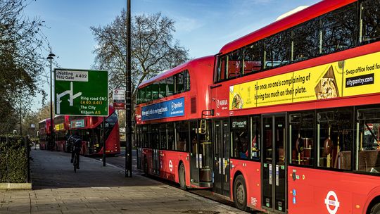 Maleje liczba pasażerów w londyńskich autobusach