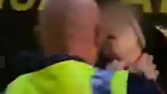 Manchester: Policjant dusił nastolatka? Zobaczcie wideo!