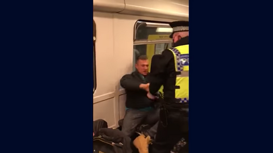 Mężczyzna jechał w pociągu bez maski, policjant użył gazu pieprzowego