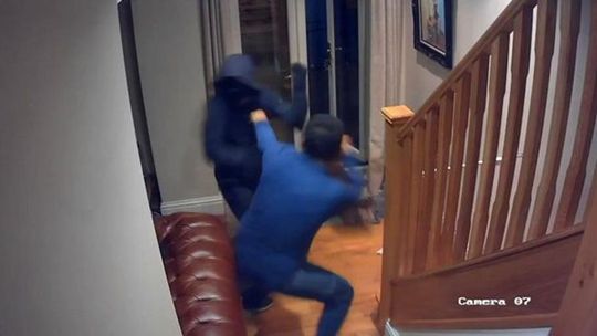Mężczyzna walczył z rabusiami w swoim domu, kamera nagrała włamanie