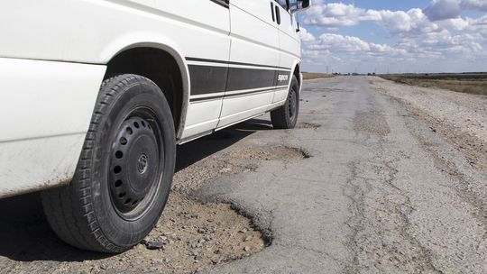 Mieszkańcy Anglii są coraz bardzie sfrustrowani pogarszającym się stanem dróg