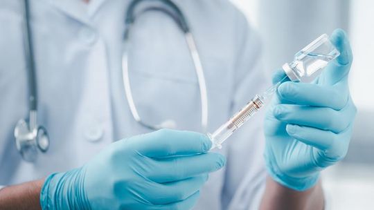 Najbardziej narażeni na infekcję otrzymają trzecią dawkę szczepionki we wrześniu